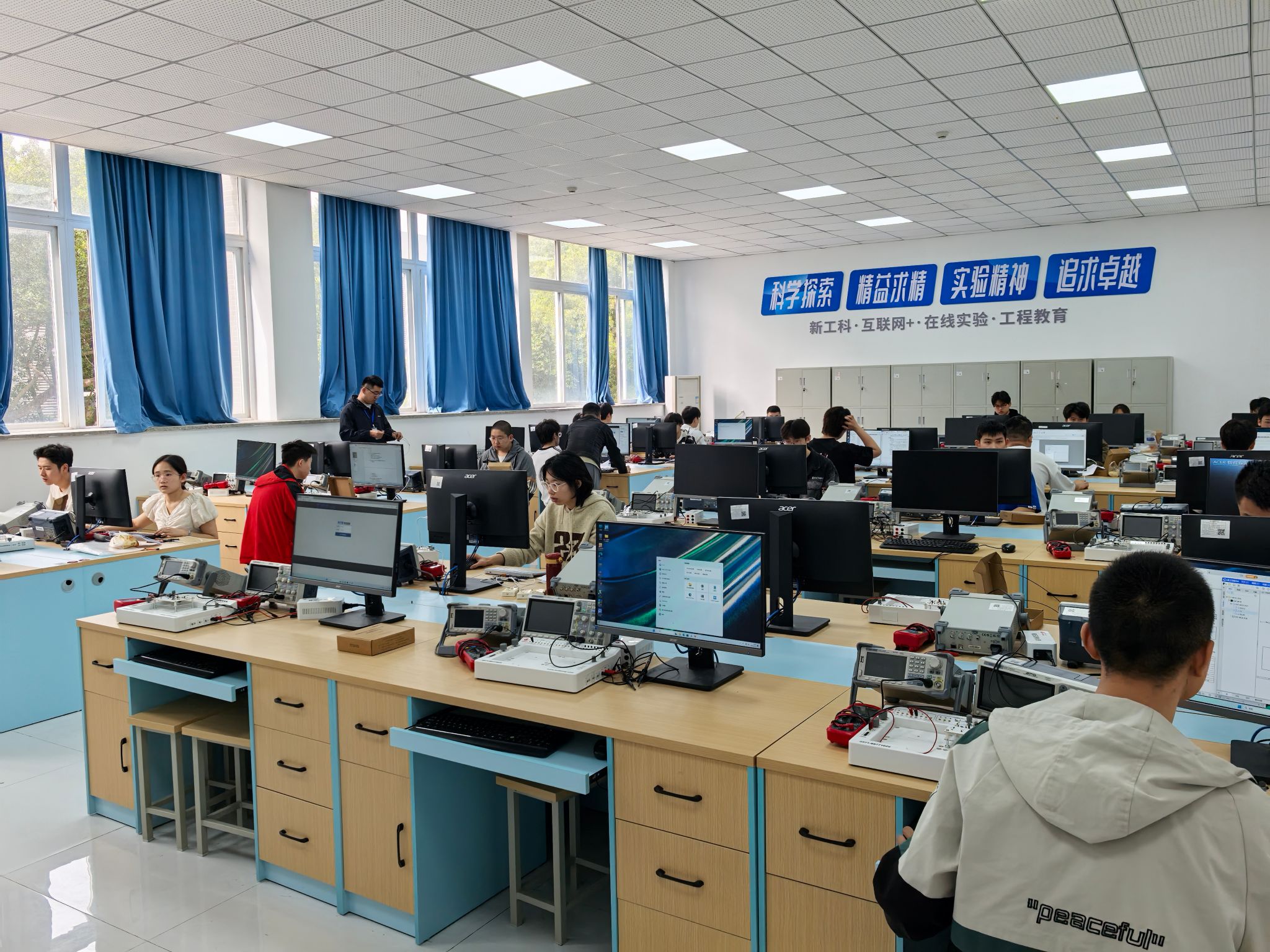 第十六屆藍(lán)橋杯省賽圓滿落幕 重慶移通學(xué)院雙校區(qū)聯(lián)動(dòng)承辦千余人軟件開發(fā)競技盛事